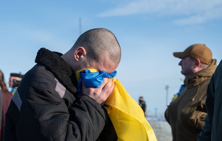 Аферисти обманюють родичів полонених бійців: що потрібно знати