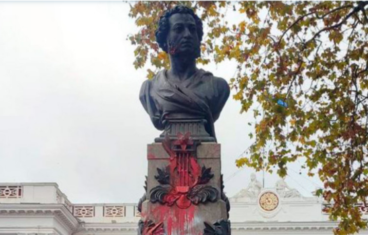Конфлікт у центрі Одеси через пам’ятник Пушкіну: військовий посперечався з мером Трухановим