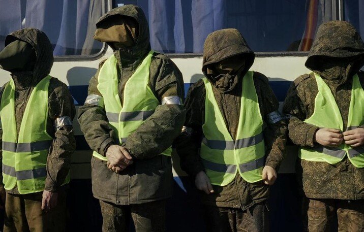 Російські полонені: як загрбники ремонтують зруйновані ними ж будинки на Харківщині