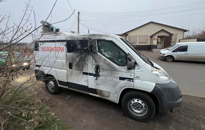 Росіяни б'ють дронами по машинах волонтерів: чому автівки досі не обладнали засобами РЕБ