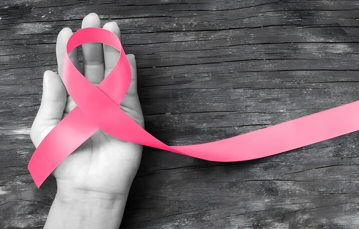 Місяць рожевої стрічки: як жінки та чоловіки стикаються з раком грудей